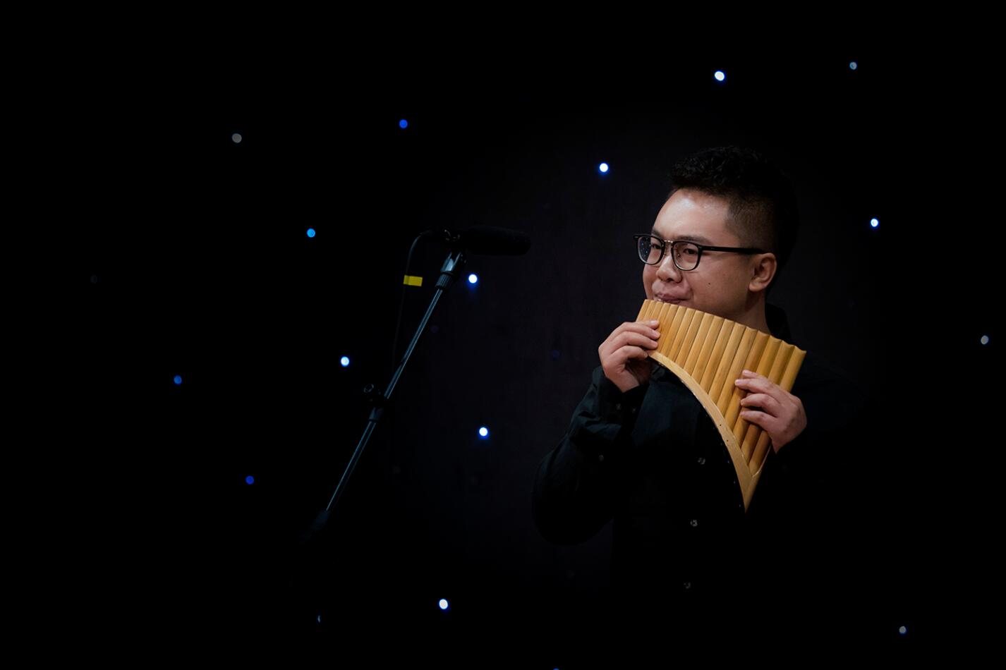 师从著名笛箫演奏家杨强先生,得益于沈阳音乐学院教授周波先生的亲授