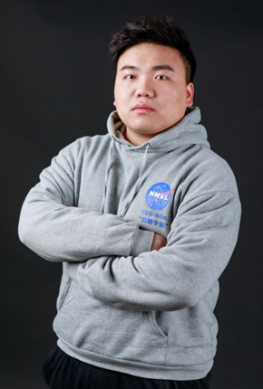 演出风格温文尔雅 贴近生活   刘洪伟 茄子脱口秀创始人之一 曾任茄子