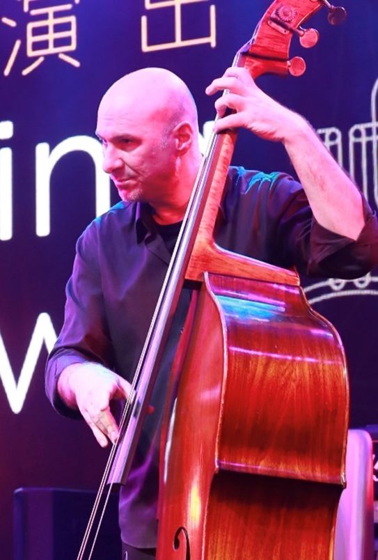 丹尼·赞克（danny zanker）于16岁开始作为贝斯手的职业生涯，在得克萨斯州的