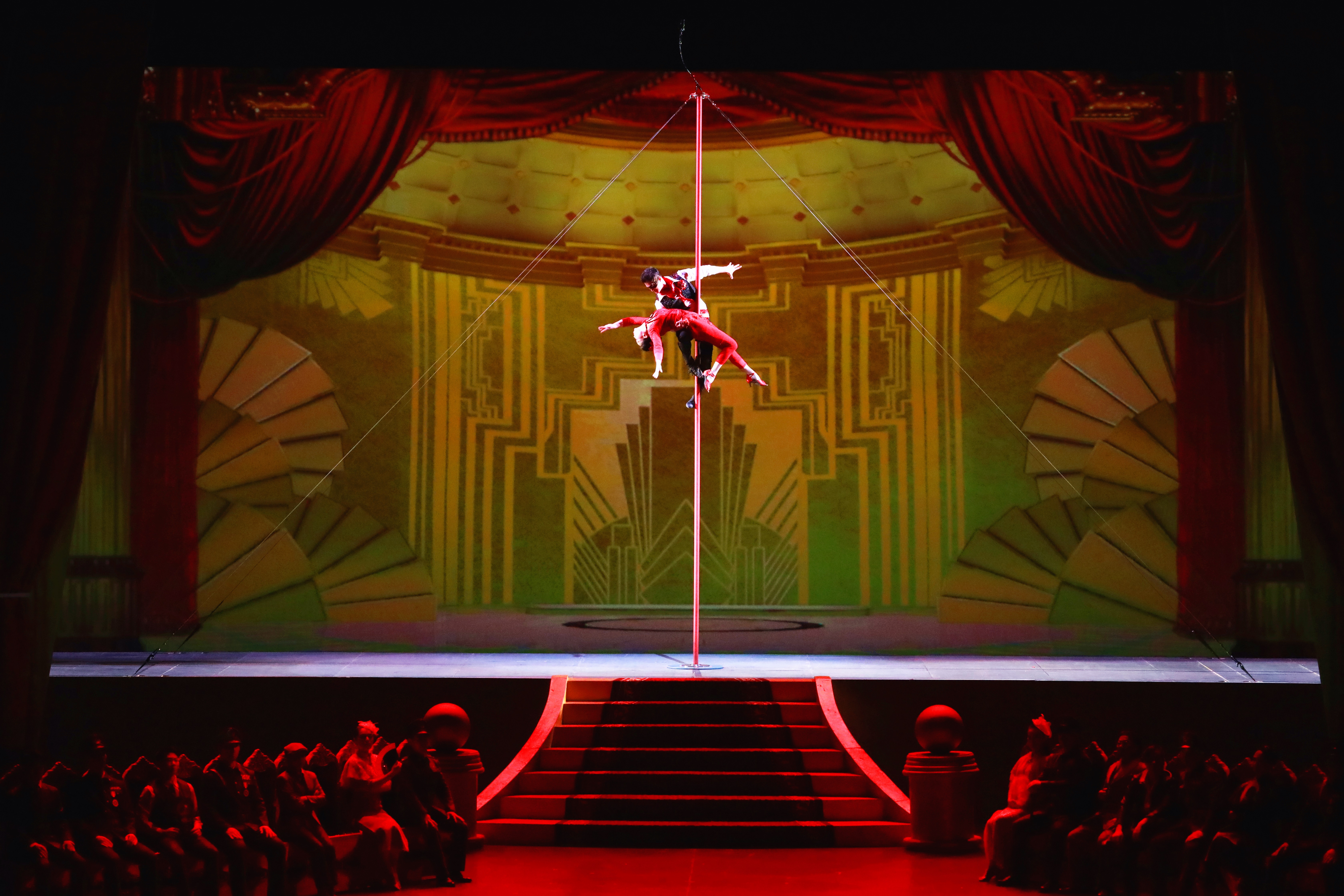 菏泽站杂技剧战上海