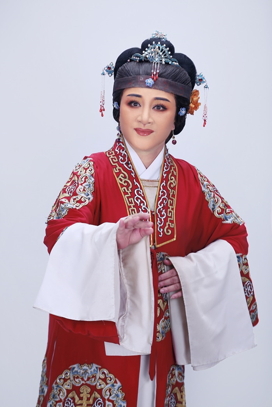 越剧张派,工老生兼花脸,国家二级演员,师承越剧表演艺术家董柯娣,京剧